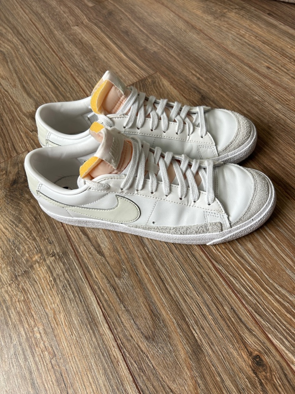 White Low-Top blazers 
Men’s 8 or women’s 9.5 
Wore a few times